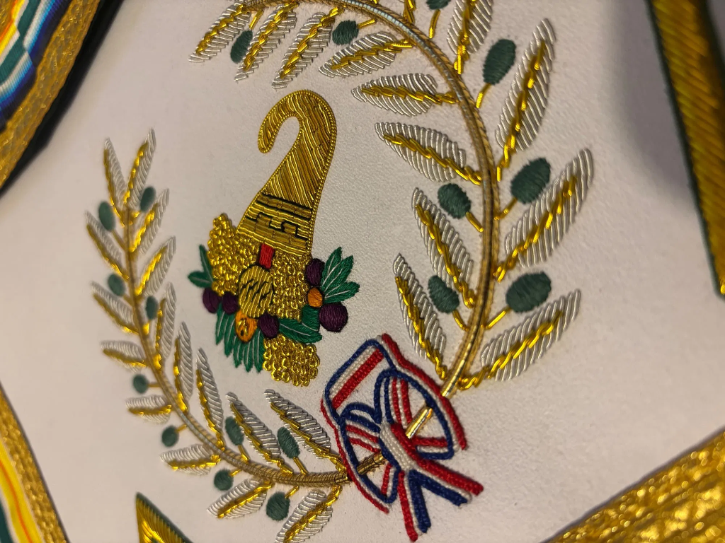 NAR Tablier très richement brodé main pour T.R.F