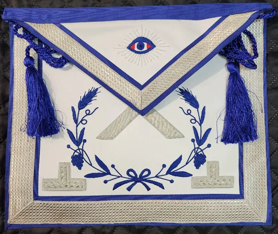 RAY Tablier VM brodé main sur peau ruban argent, bord bleu