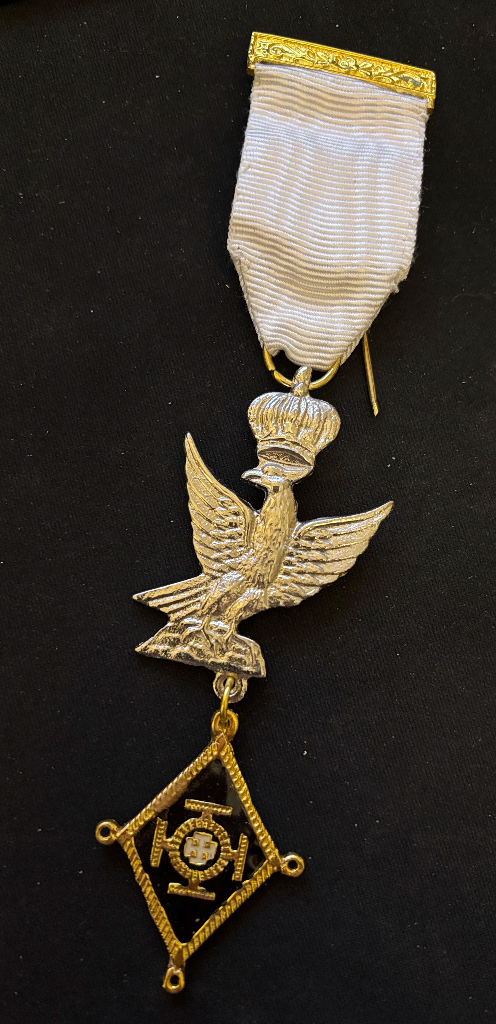 CRC Bijou de poitrine CSS/SJE sur ruban blanc