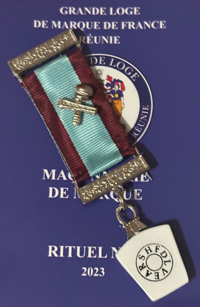 MMM Bijou de poitrine de "Membre"