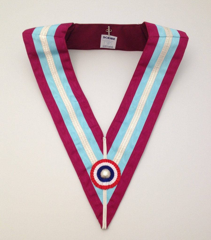 Sautoir de "Passé" avec cocarde tricolore et galon argent