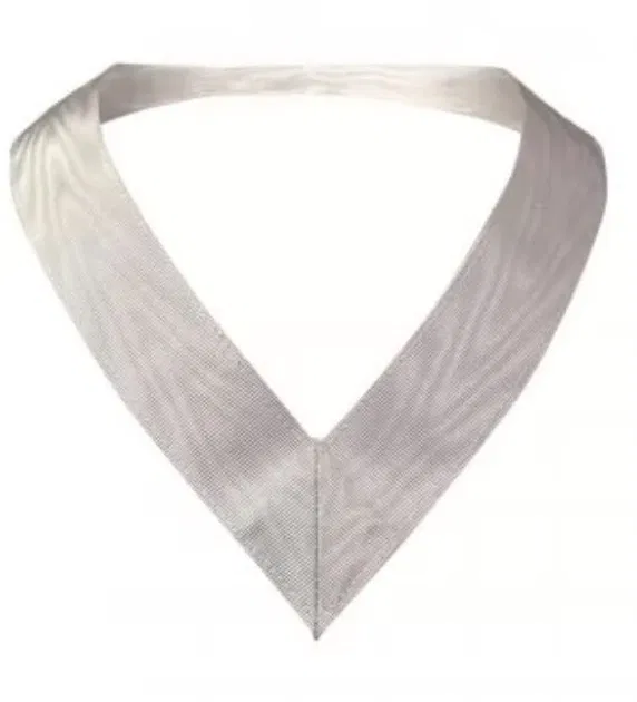  OCE Cravate et bijou pour un Primus de Lectores (tour de cou en tissu blanc et bijou)