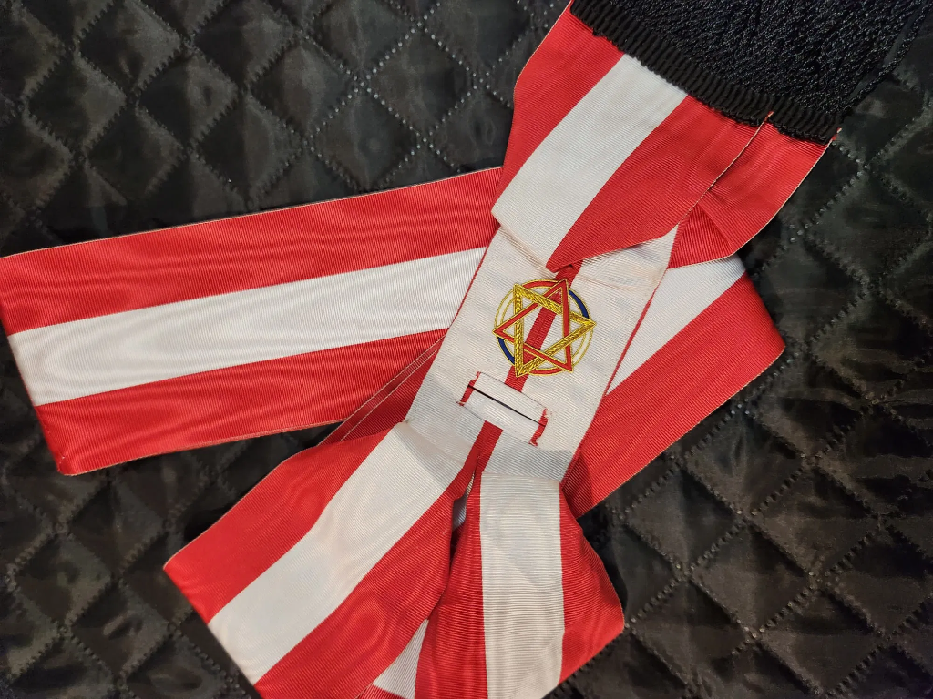 Écharpe de Président (rouge et blanche  avec le N° du consistoire brodé)