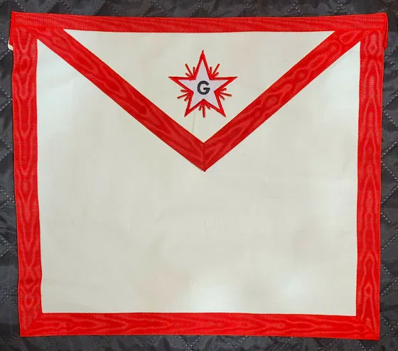 REAA Tablier de Compagnon en peau, liseret rouge et bavette brodée