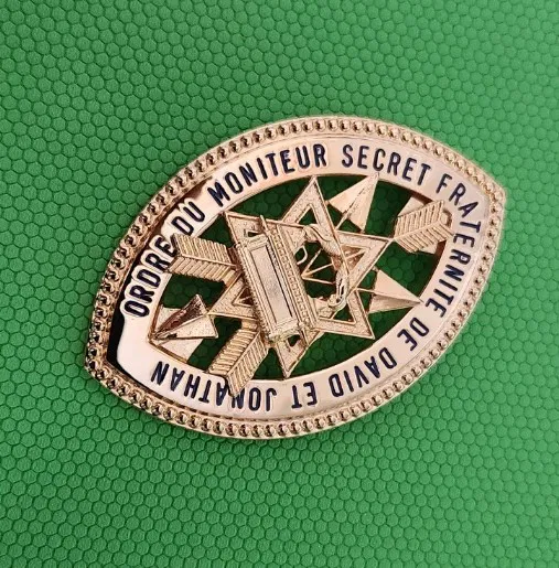 OMS Bijou de Gd Off Nat ou Prov, fabrication UK, texte en français  (Sans, National)