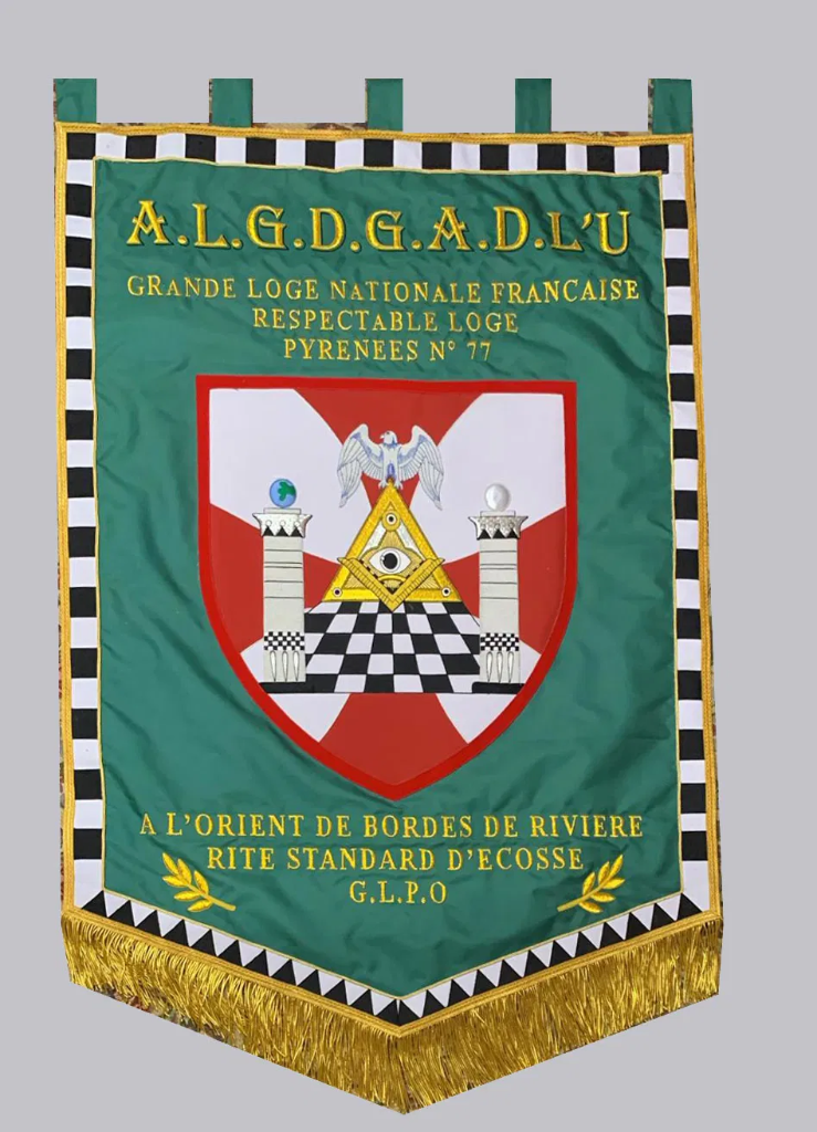 Bannière entièrement brodée main avec passants  (sur devis), Formes rectangle ou écu, dimension moyenne : 90cmm/110cmm (Avec Frange)